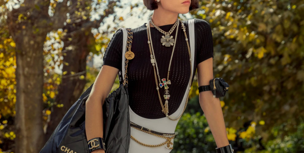 Inspirasi Styling Chanel 22 Bag, Tas Chic dan Praktis untuk Sehari-hari